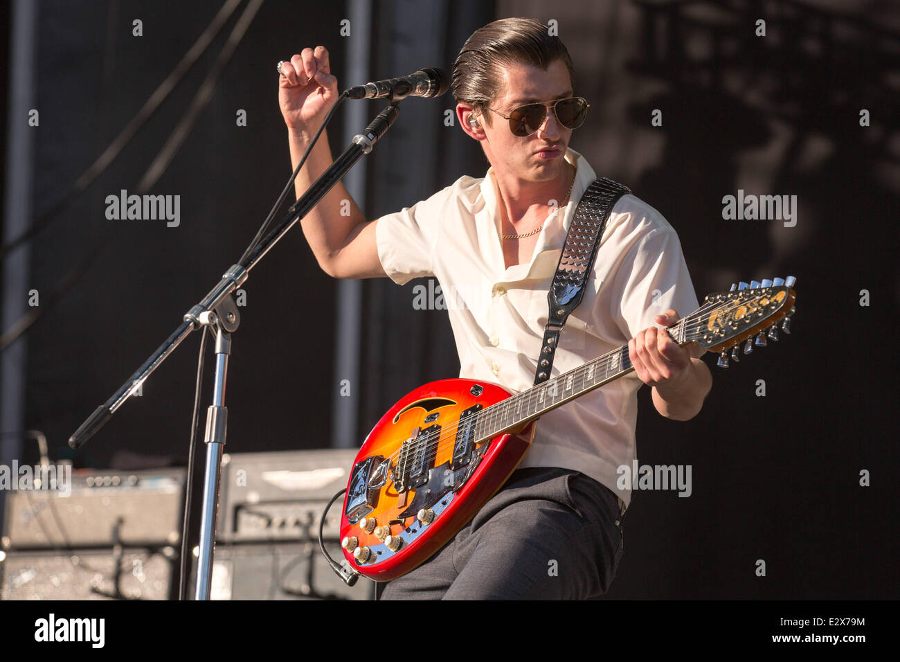 Dover, Delaware, USA. 20 Juin, 2014. Le chanteur Alex Turner du groupe Arctic Monkeys effectue en direct sur la 2014 Firefly Music Festival à Dover, Delaware Crédit : Daniel DeSlover/ZUMAPRESS.com/Alamy Live News Banque D'Images Dover, Delaware, USA. 20 Juin, 2014. Le chanteur Alex Turner du groupe Arctic Monkeys effectue en direct sur la 2014 Firefly Music Festival à Dover, Delaware Crédit : Daniel DeSlover/ZUMAPRESS.com/Alamy Live News Banque D'Images