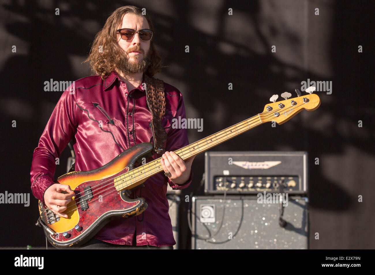 Dover, Delaware, USA. 20 Juin, 2014. Le bassiste Nick O'MALLEY de la bande effectue Arctic Monkeys live at the 2014 Firefly Music Festival à Dover, Delaware Crédit : Daniel DeSlover/ZUMAPRESS.com/Alamy Live News Banque D'Images Dover, Delaware, USA. 20 Juin, 2014. Le bassiste Nick O'MALLEY de la bande effectue Arctic Monkeys live at the 2014 Firefly Music Festival à Dover, Delaware Crédit : Daniel DeSlover/ZUMAPRESS.com/Alamy Live News Banque D'Images