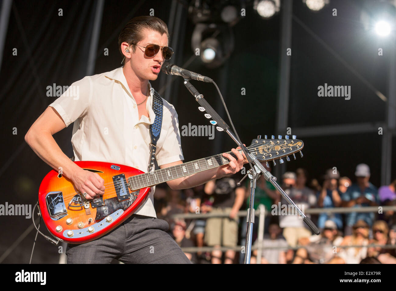 Dover, Delaware, USA. 20 Juin, 2014. Le chanteur Alex Turner du groupe Arctic Monkeys effectue en direct sur la 2014 Firefly Music Festival à Dover, Delaware Crédit : Daniel DeSlover/ZUMAPRESS.com/Alamy Live News Banque D'Images Dover, Delaware, USA. 20 Juin, 2014. Le chanteur Alex Turner du groupe Arctic Monkeys effectue en direct sur la 2014 Firefly Music Festival à Dover, Delaware Crédit : Daniel DeSlover/ZUMAPRESS.com/Alamy Live News Banque D'Images