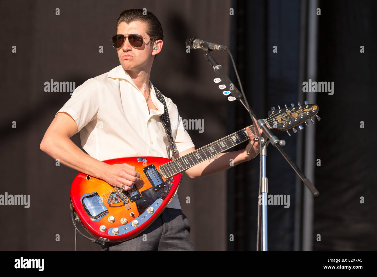 Dover, Delaware, USA. 20 Juin, 2014. Le chanteur Alex Turner du groupe Arctic Monkeys effectue en direct sur la 2014 Firefly Music Festival à Dover, Delaware Crédit : Daniel DeSlover/ZUMAPRESS.com/Alamy Live News Banque D'Images Dover, Delaware, USA. 20 Juin, 2014. Le chanteur Alex Turner du groupe Arctic Monkeys effectue en direct sur la 2014 Firefly Music Festival à Dover, Delaware Crédit : Daniel DeSlover/ZUMAPRESS.com/Alamy Live News Banque D'Images
