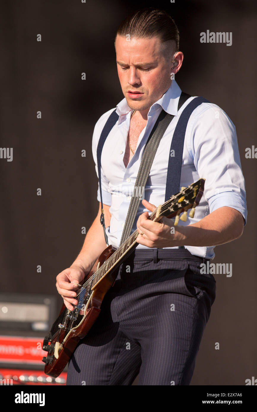Dover, Delaware, USA. 20 Juin, 2014. Le guitariste JAMIE COOK du groupe Arctic Monkeys live effectue au 2014 Firefly Music Festival à Dover, Delaware Crédit : Daniel DeSlover/ZUMAPRESS.com/Alamy Live News Banque D'Images Dover, Delaware, USA. 20 Juin, 2014. Le guitariste JAMIE COOK du groupe Arctic Monkeys live effectue au 2014 Firefly Music Festival à Dover, Delaware Crédit : Daniel DeSlover/ZUMAPRESS.com/Alamy Live News Banque D'Images