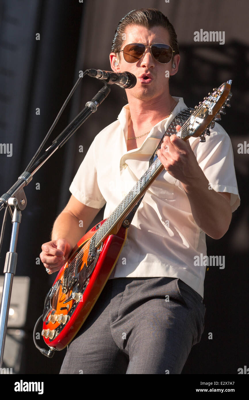 Dover, Delaware, USA. 20 Juin, 2014. Le chanteur Alex Turner du groupe Arctic Monkeys effectue en direct sur la 2014 Firefly Music Festival à Dover, Delaware Crédit : Daniel DeSlover/ZUMAPRESS.com/Alamy Live News Banque D'Images Dover, Delaware, USA. 20 Juin, 2014. Le chanteur Alex Turner du groupe Arctic Monkeys effectue en direct sur la 2014 Firefly Music Festival à Dover, Delaware Crédit : Daniel DeSlover/ZUMAPRESS.com/Alamy Live News Banque D'Images