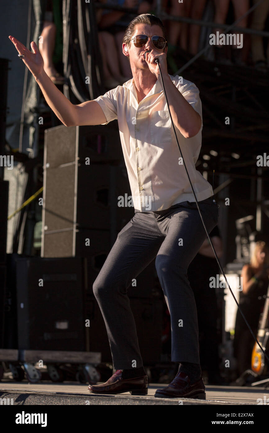 Dover, Delaware, USA. 20 Juin, 2014. Le chanteur Alex Turner du groupe Arctic Monkeys effectue en direct sur la 2014 Firefly Music Festival à Dover, Delaware Crédit : Daniel DeSlover/ZUMAPRESS.com/Alamy Live News Banque D'Images Dover, Delaware, USA. 20 Juin, 2014. Le chanteur Alex Turner du groupe Arctic Monkeys effectue en direct sur la 2014 Firefly Music Festival à Dover, Delaware Crédit : Daniel DeSlover/ZUMAPRESS.com/Alamy Live News Banque D'Images