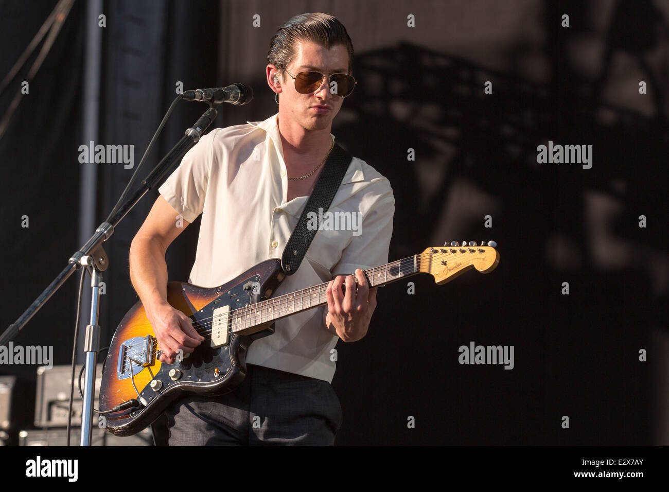 Dover, Delaware, USA. 20 Juin, 2014. Le chanteur Alex Turner du groupe Arctic Monkeys effectue en direct sur la 2014 Firefly Music Festival à Dover, Delaware Crédit : Daniel DeSlover/ZUMAPRESS.com/Alamy Live News Banque D'Images Dover, Delaware, USA. 20 Juin, 2014. Le chanteur Alex Turner du groupe Arctic Monkeys effectue en direct sur la 2014 Firefly Music Festival à Dover, Delaware Crédit : Daniel DeSlover/ZUMAPRESS.com/Alamy Live News Banque D'Images
