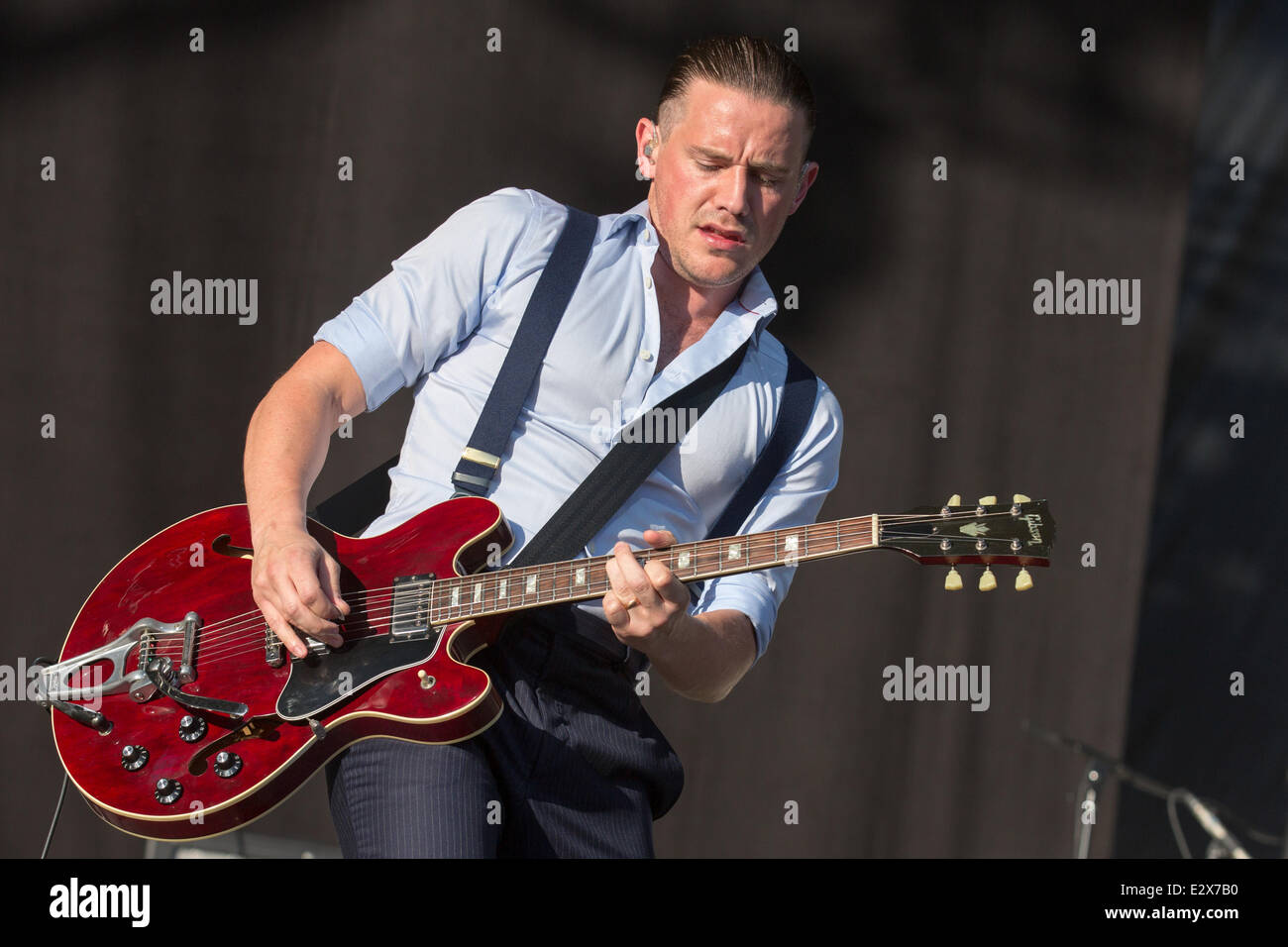 Dover, Delaware, USA. 20 Juin, 2014. Le guitariste JAMIE COOK du groupe Arctic Monkeys live effectue au 2014 Firefly Music Festival à Dover, Delaware Crédit : Daniel DeSlover/ZUMAPRESS.com/Alamy Live News Banque D'Images Dover, Delaware, USA. 20 Juin, 2014. Le guitariste JAMIE COOK du groupe Arctic Monkeys live effectue au 2014 Firefly Music Festival à Dover, Delaware Crédit : Daniel DeSlover/ZUMAPRESS.com/Alamy Live News Banque D'Images