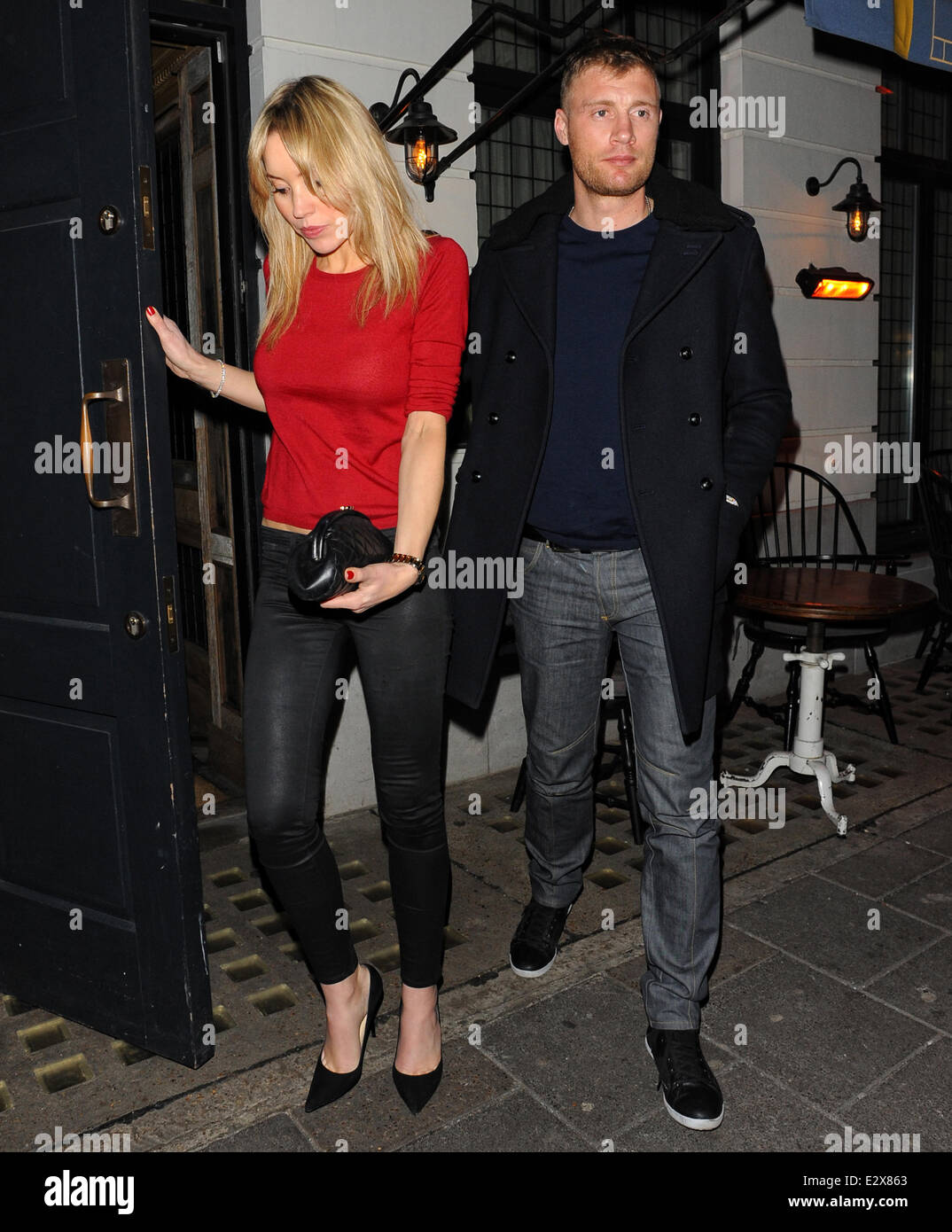 Andrew Flintoff laisse peu de restaurant dans le quartier de Mayfair, avec son épouse, Rachael Wools avec : Andrew Flintoff,Freddie Flintoff,Rachael Wools Où : London, Royaume-Uni Quand : 20 Mars 2013 Banque D'Images