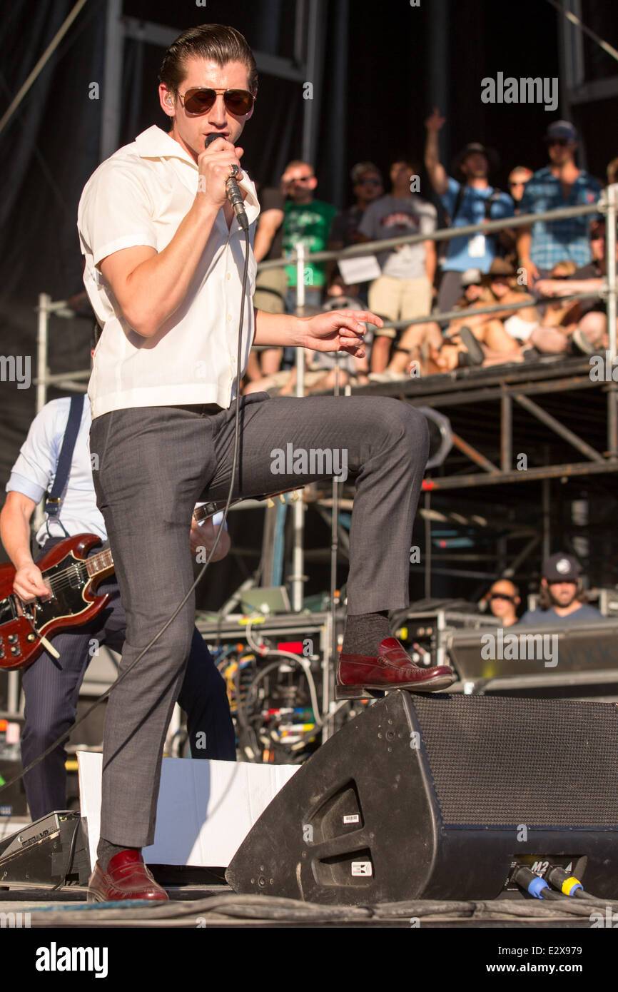Dover, Delaware, USA. 20 Juin, 2014. Le chanteur Alex Turner du groupe Arctic Monkeys effectue en direct sur la 2014 Firefly Music Festival à Dover, Delaware Crédit : Daniel DeSlover/ZUMAPRESS.com/Alamy Live News Banque D'Images Dover, Delaware, USA. 20 Juin, 2014. Le chanteur Alex Turner du groupe Arctic Monkeys effectue en direct sur la 2014 Firefly Music Festival à Dover, Delaware Crédit : Daniel DeSlover/ZUMAPRESS.com/Alamy Live News Banque D'Images