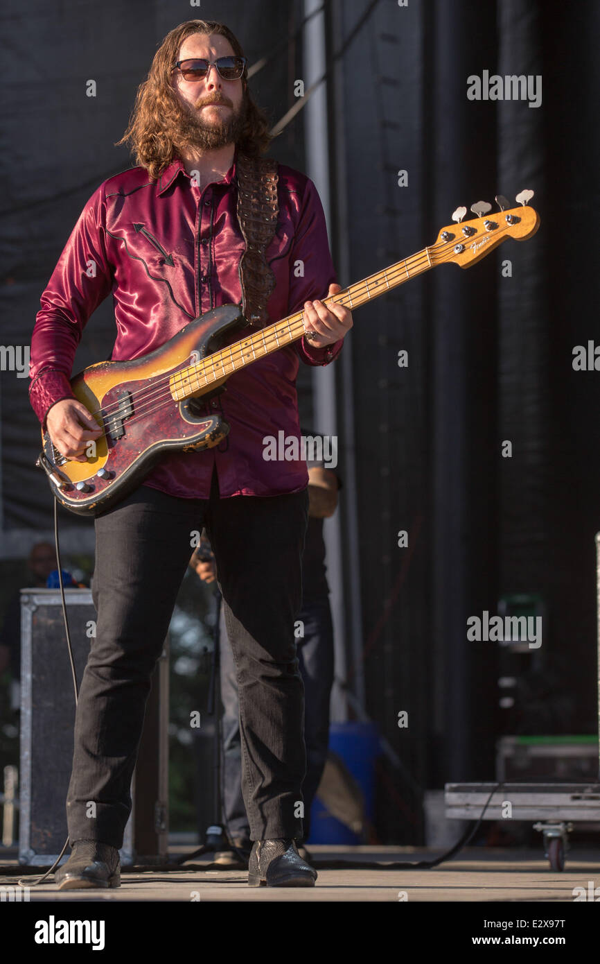 Dover, Delaware, USA. 20 Juin, 2014. Le bassiste Nick O'MALLEY de la bande effectue Arctic Monkeys live at the 2014 Firefly Music Festival à Dover, Delaware Crédit : Daniel DeSlover/ZUMAPRESS.com/Alamy Live News Banque D'Images Dover, Delaware, USA. 20 Juin, 2014. Le bassiste Nick O'MALLEY de la bande effectue Arctic Monkeys live at the 2014 Firefly Music Festival à Dover, Delaware Crédit : Daniel DeSlover/ZUMAPRESS.com/Alamy Live News Banque D'Images