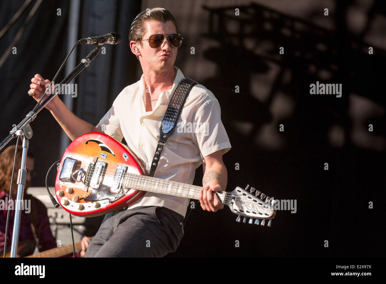 Dover, Delaware, USA. 20 Juin, 2014. Le chanteur Alex Turner du groupe Arctic Monkeys effectue en direct sur la 2014 Firefly Music Festival à Dover, Delaware Crédit : Daniel DeSlover/ZUMAPRESS.com/Alamy Live News Banque D'Images Dover, Delaware, USA. 20 Juin, 2014. Le chanteur Alex Turner du groupe Arctic Monkeys effectue en direct sur la 2014 Firefly Music Festival à Dover, Delaware Crédit : Daniel DeSlover/ZUMAPRESS.com/Alamy Live News Banque D'Images
