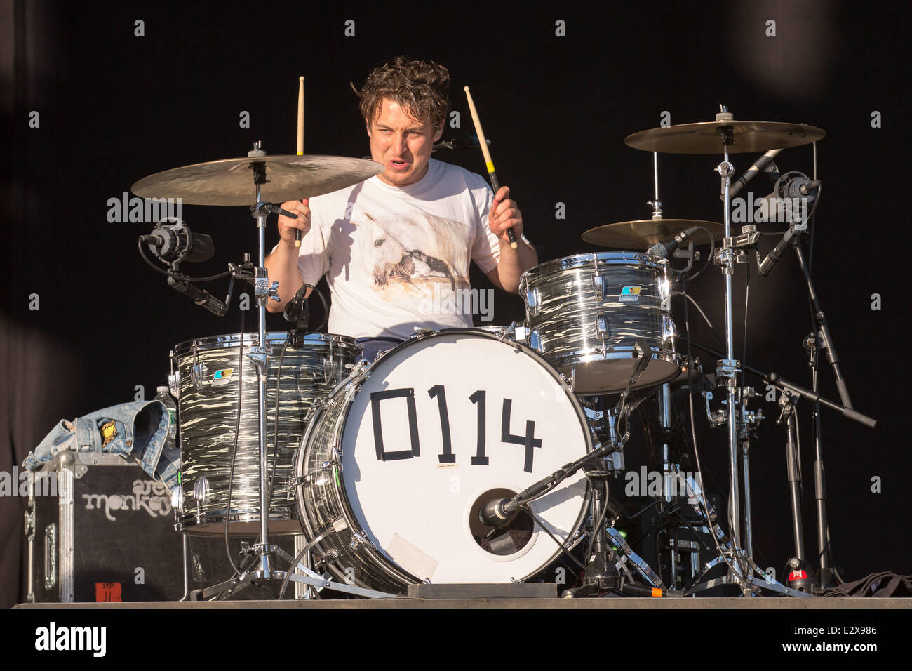 Dover, Delaware, USA. 20 Juin, 2014. Le batteur Matt HELDERS du groupe Arctic Monkeys effectue en direct sur la 2014 Firefly Music Festival à Dover, Delaware Crédit : Daniel DeSlover/ZUMAPRESS.com/Alamy Live News Banque D'Images Dover, Delaware, USA. 20 Juin, 2014. Le batteur Matt HELDERS du groupe Arctic Monkeys effectue en direct sur la 2014 Firefly Music Festival à Dover, Delaware Crédit : Daniel DeSlover/ZUMAPRESS.com/Alamy Live News Banque D'Images