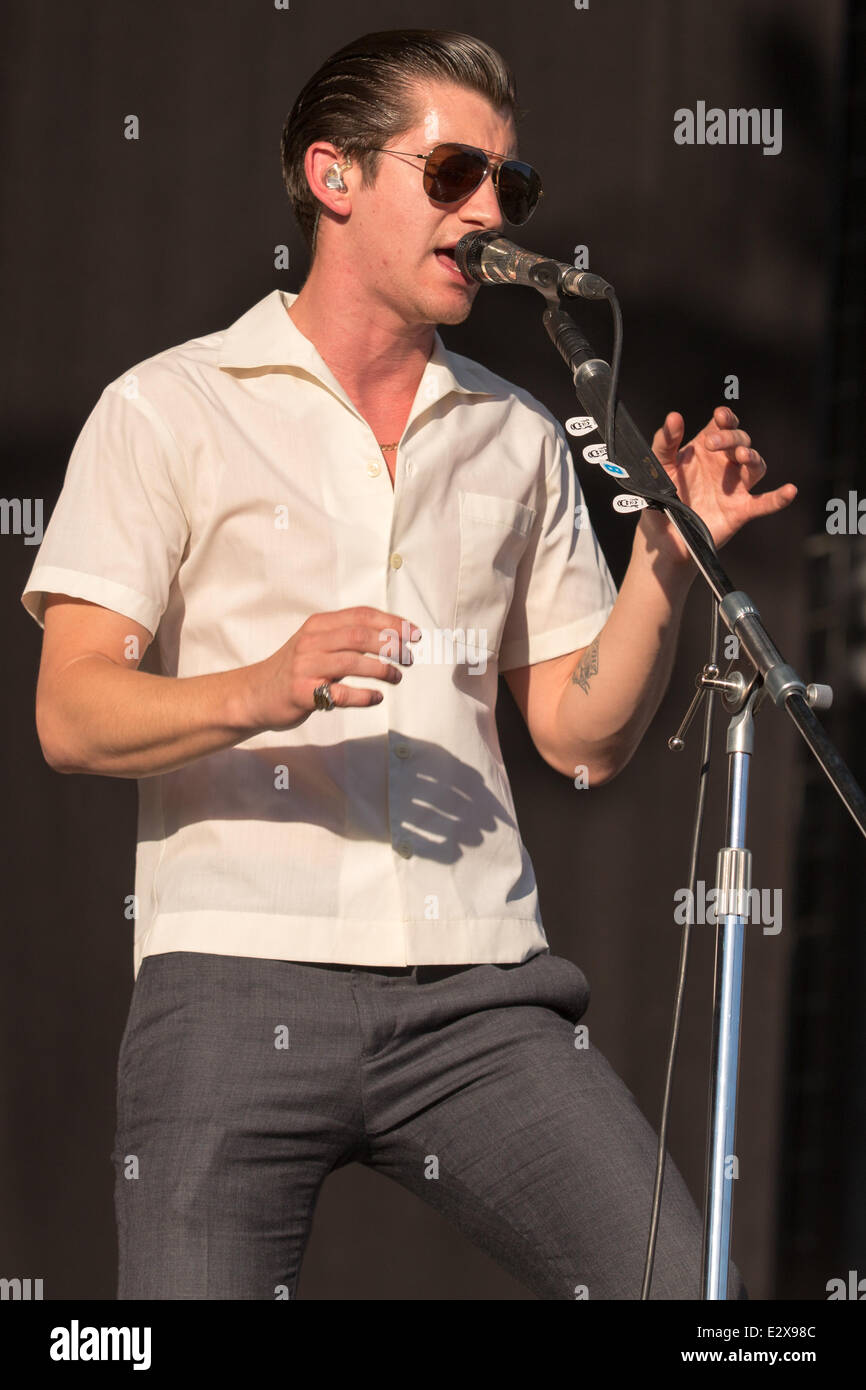 Dover, Delaware, USA. 20 Juin, 2014. Le chanteur Alex Turner du groupe Arctic Monkeys effectue en direct sur la 2014 Firefly Music Festival à Dover, Delaware Crédit : Daniel DeSlover/ZUMAPRESS.com/Alamy Live News Banque D'Images Dover, Delaware, USA. 20 Juin, 2014. Le chanteur Alex Turner du groupe Arctic Monkeys effectue en direct sur la 2014 Firefly Music Festival à Dover, Delaware Crédit : Daniel DeSlover/ZUMAPRESS.com/Alamy Live News Banque D'Images