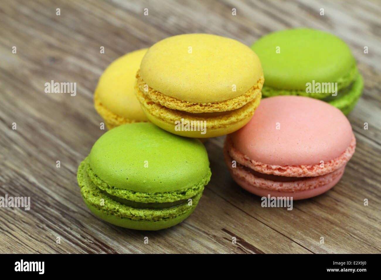 Macarons colorés sur la surface en bois Banque D'Images