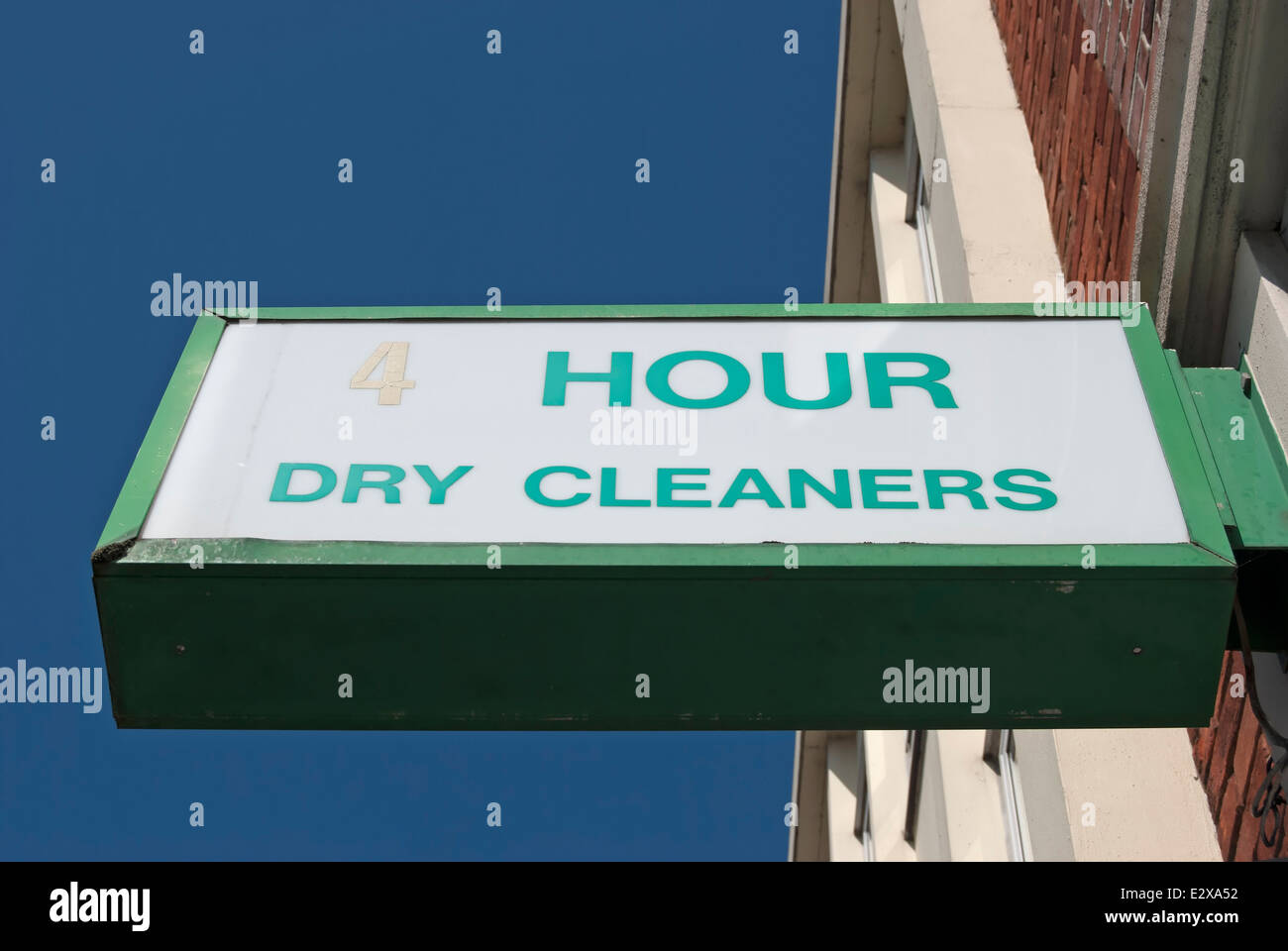 Inscrivez-vous pour 4 heures de service de nettoyage à sec, Twickenham, Middlesex, Angleterre Banque D'Images
