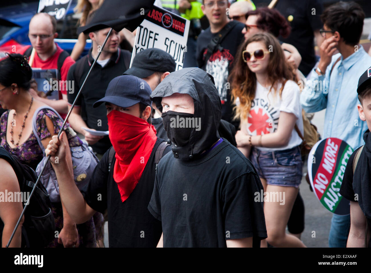 Londres, le 21 juin 2014. Un anarchiste winks pour l'appareil photo comme des milliers de manifestants contre l'austérité à Londres. Crédit : Paul Davey/Alamy Live News Banque D'Images
