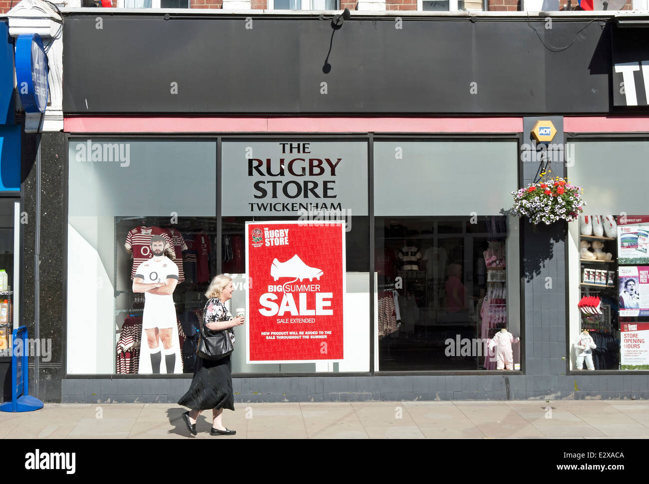 L'extérieur de la boutique rugby rugby, la vente de marchandises liées à la  vente et à l'affiche de fenêtre, à Twickenham, Middlesex, Angleterre Photo  Stock - Alamy