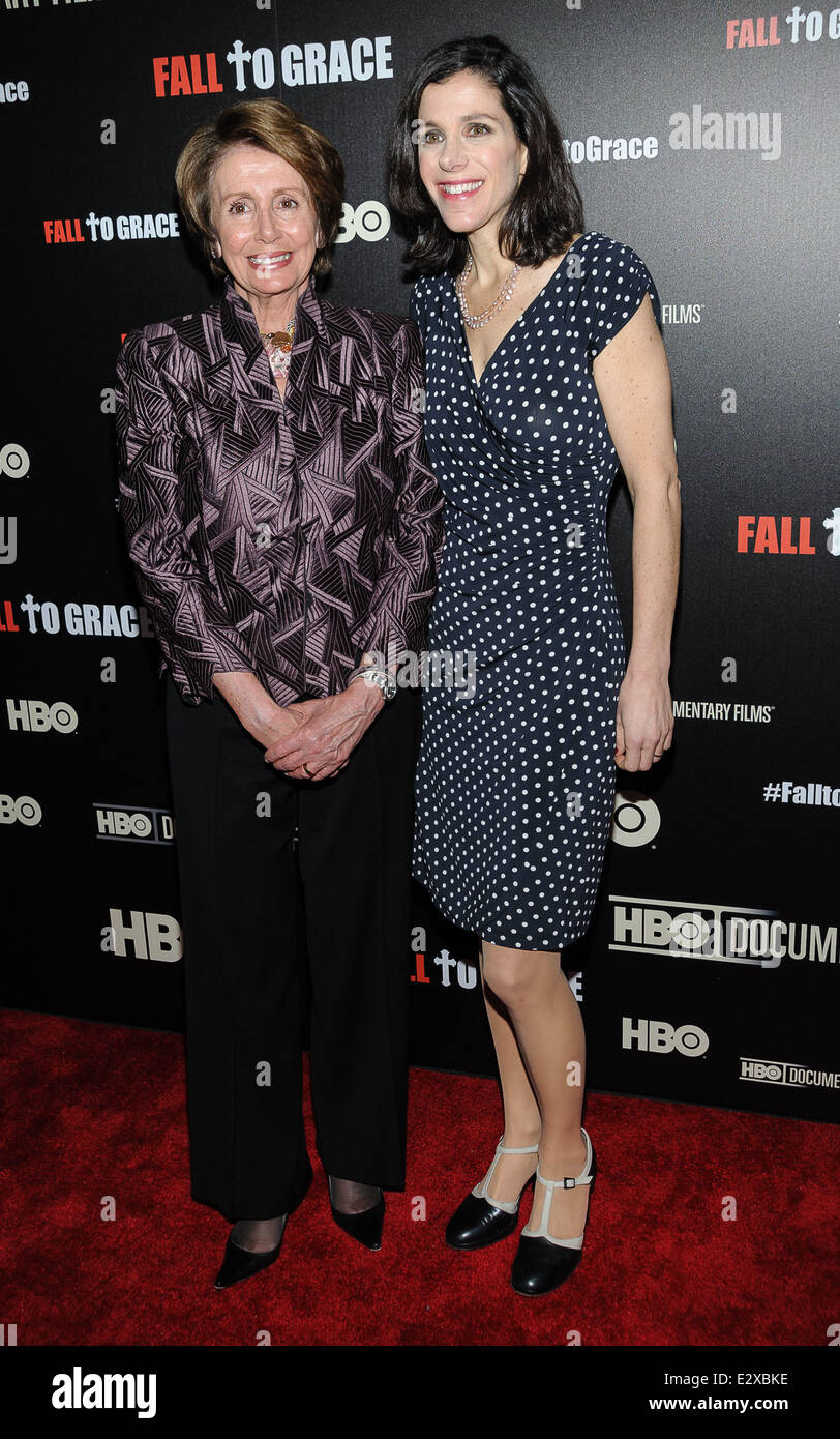 Première mondiale de la chaîne HBO documentaire 'Grâce' à l'automne au Time Warner Center salle de projection - Arrivées Avec : Nancy Pelosi,Alexandra Pelosi Où : New York, United States Quand : 21 Mars 2013 Banque D'Images