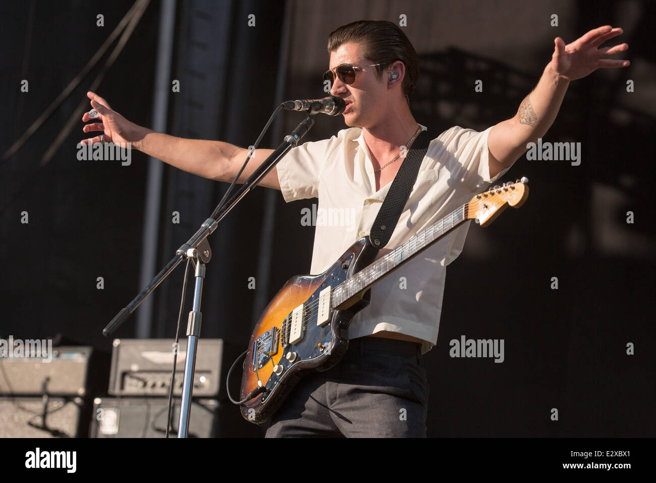 Dover, Delaware, USA. 20 Juin, 2014. Le chanteur Alex Turner du groupe Arctic Monkeys effectue en direct sur la 2014 Firefly Music Festival à Dover, Delaware Crédit : Daniel DeSlover/ZUMAPRESS.com/Alamy Live News Banque D'Images Dover, Delaware, USA. 20 Juin, 2014. Le chanteur Alex Turner du groupe Arctic Monkeys effectue en direct sur la 2014 Firefly Music Festival à Dover, Delaware Crédit : Daniel DeSlover/ZUMAPRESS.com/Alamy Live News Banque D'Images