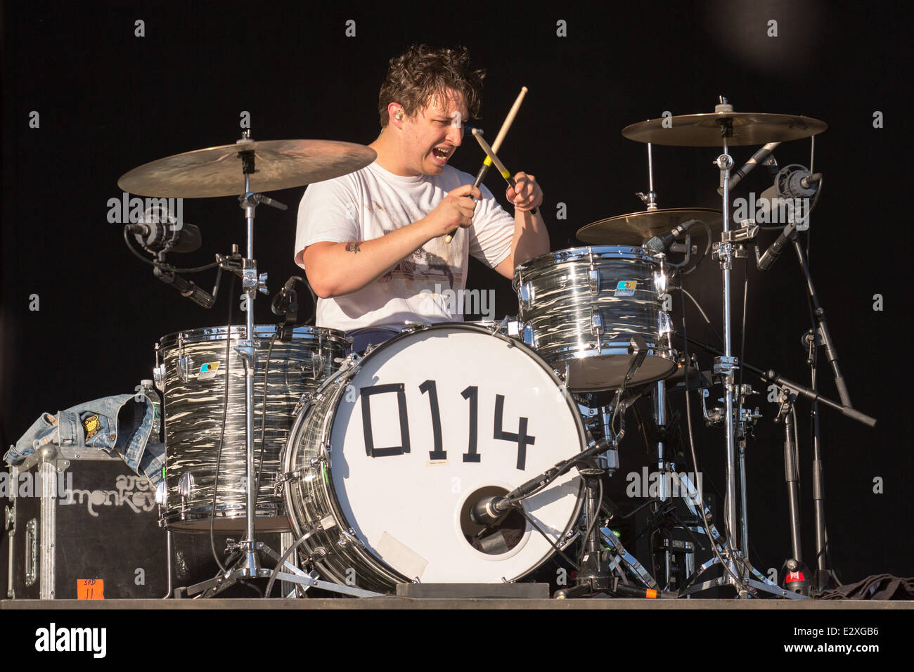 Dover, Delaware, USA. 20 Juin, 2014. Le batteur Matt HELDERS du groupe Arctic Monkeys effectue en direct sur la 2014 Firefly Music Festival à Dover, Delaware Crédit : Daniel DeSlover/ZUMAPRESS.com/Alamy Live News Banque D'Images Dover, Delaware, USA. 20 Juin, 2014. Le batteur Matt HELDERS du groupe Arctic Monkeys effectue en direct sur la 2014 Firefly Music Festival à Dover, Delaware Crédit : Daniel DeSlover/ZUMAPRESS.com/Alamy Live News Banque D'Images