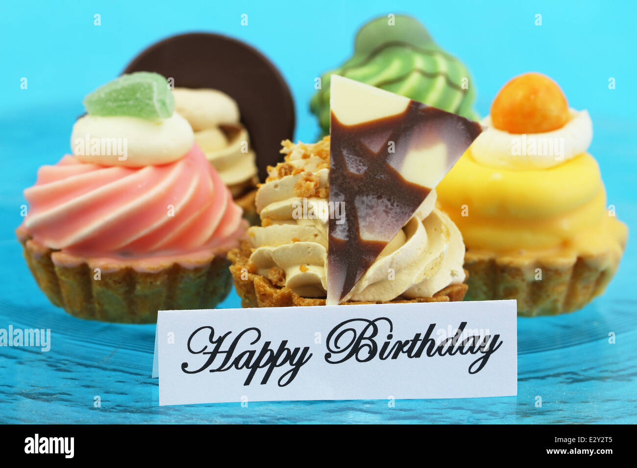 Joyeux anniversaire carte avec gâteaux à la crème Banque D'Images