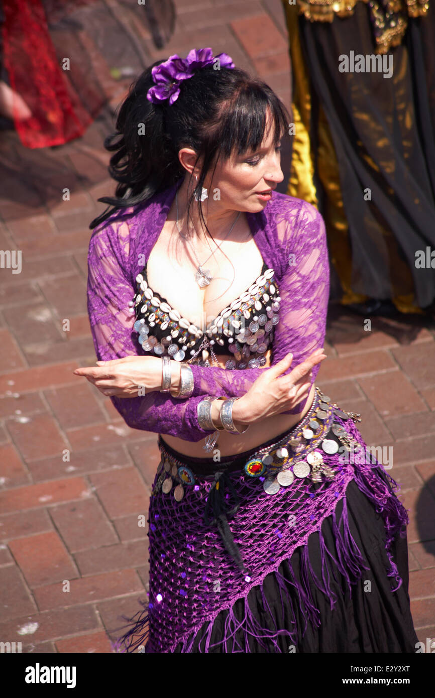 Danseuse du Ventre en action au Harry's Cafe Jour - Poole célébration annuelle de son fils pirate préféré 'Arry Page Crédit : Carolyn Jenkins/Alamy Live News Banque D'Images