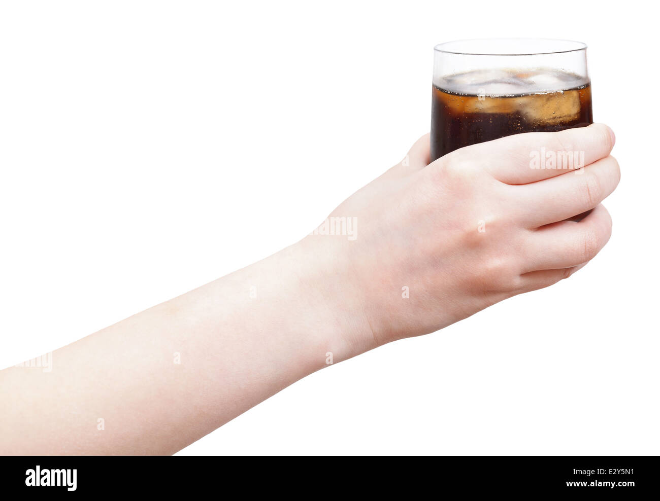 Main tenant une boisson avec de la glace en verre isolé sur fond blanc Banque D'Images