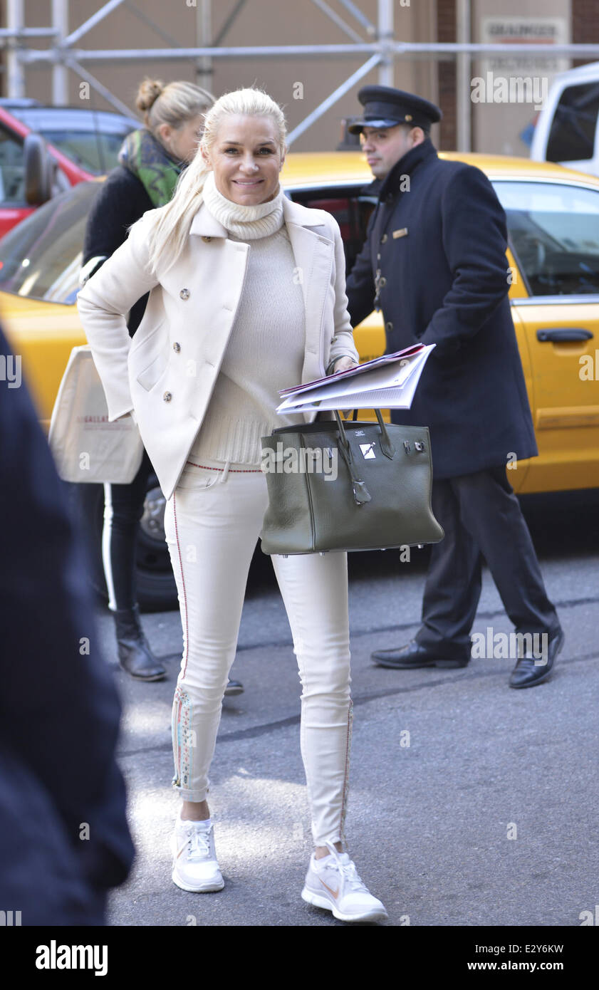 The Real Housewives de Beverly Hills' star Yolanda Foster et sa fille Gigi  Hadid vu dehors et environ dans Manhattan climatisée Photo Stock - Alamy