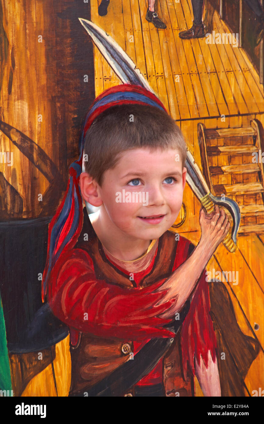 Jeune garçon habillé en pirate à jour Cafe.Harry, Poole en juin Crédit : Carolyn Jenkins/Alamy Live News Banque D'Images