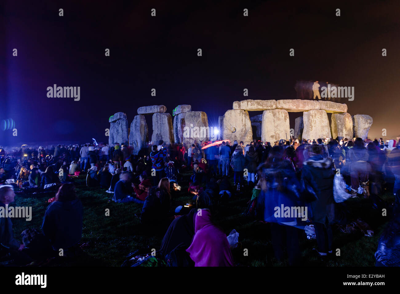Stonehenge, Wiltshire, Royaume-Uni. 20 Juin, 2014. Des masses de gens se rassemblent pour célébrer le solstice d'été au site préhistorique de Stonehenge au cours de la "gestion de l'Open Access' par English Heritage sur les 20 et 21 juin 2014. Crédit : Tom Arne Hanslien/Alamy Live News Banque D'Images