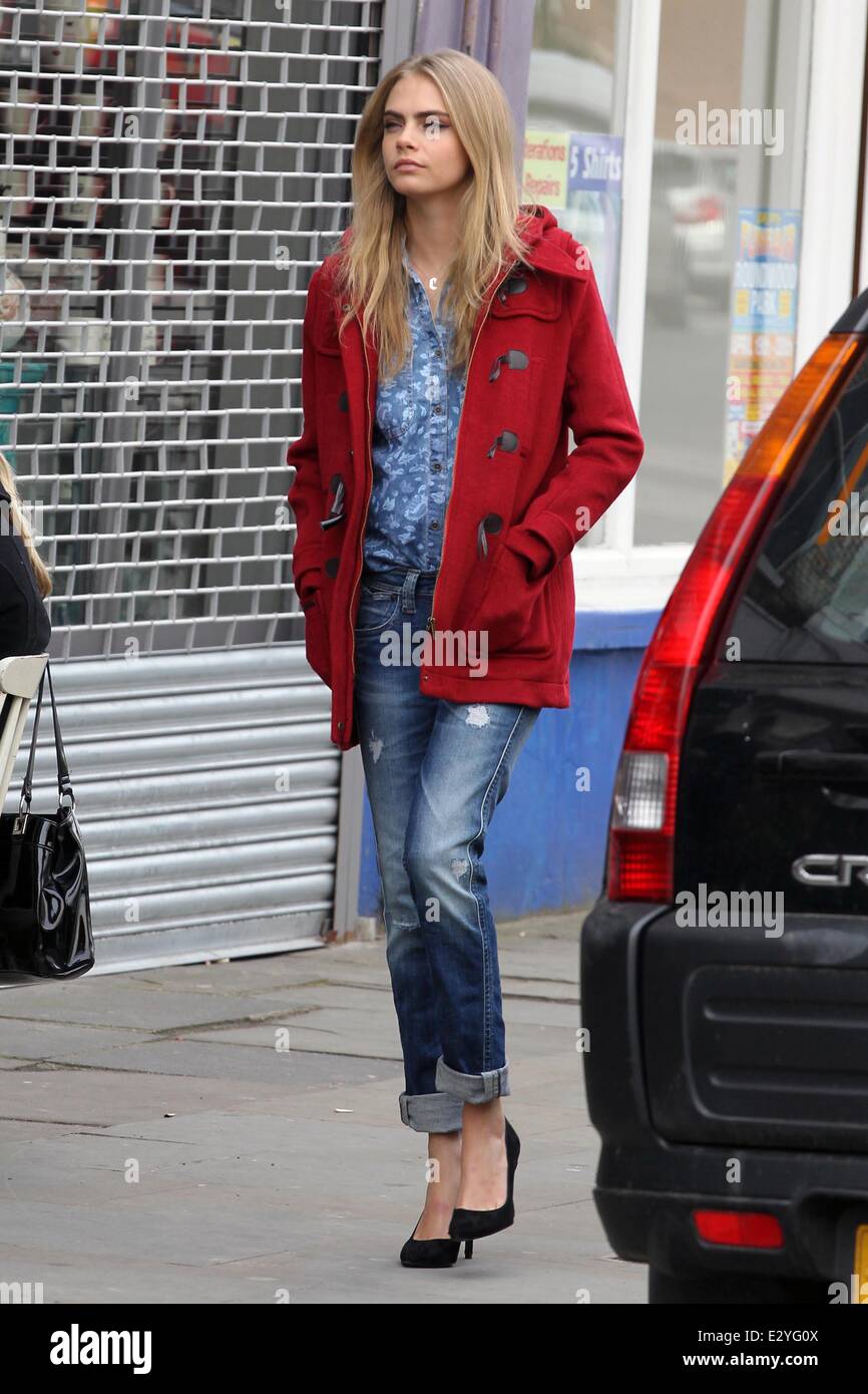 Cara Delevingne pour tournage de Pepe Jeans campagne publicitaire dans  Notting Hill avec : Cara Delevingne Où : London, Royaume-Uni Quand : 10 Avr  2013 Photo Stock - Alamy