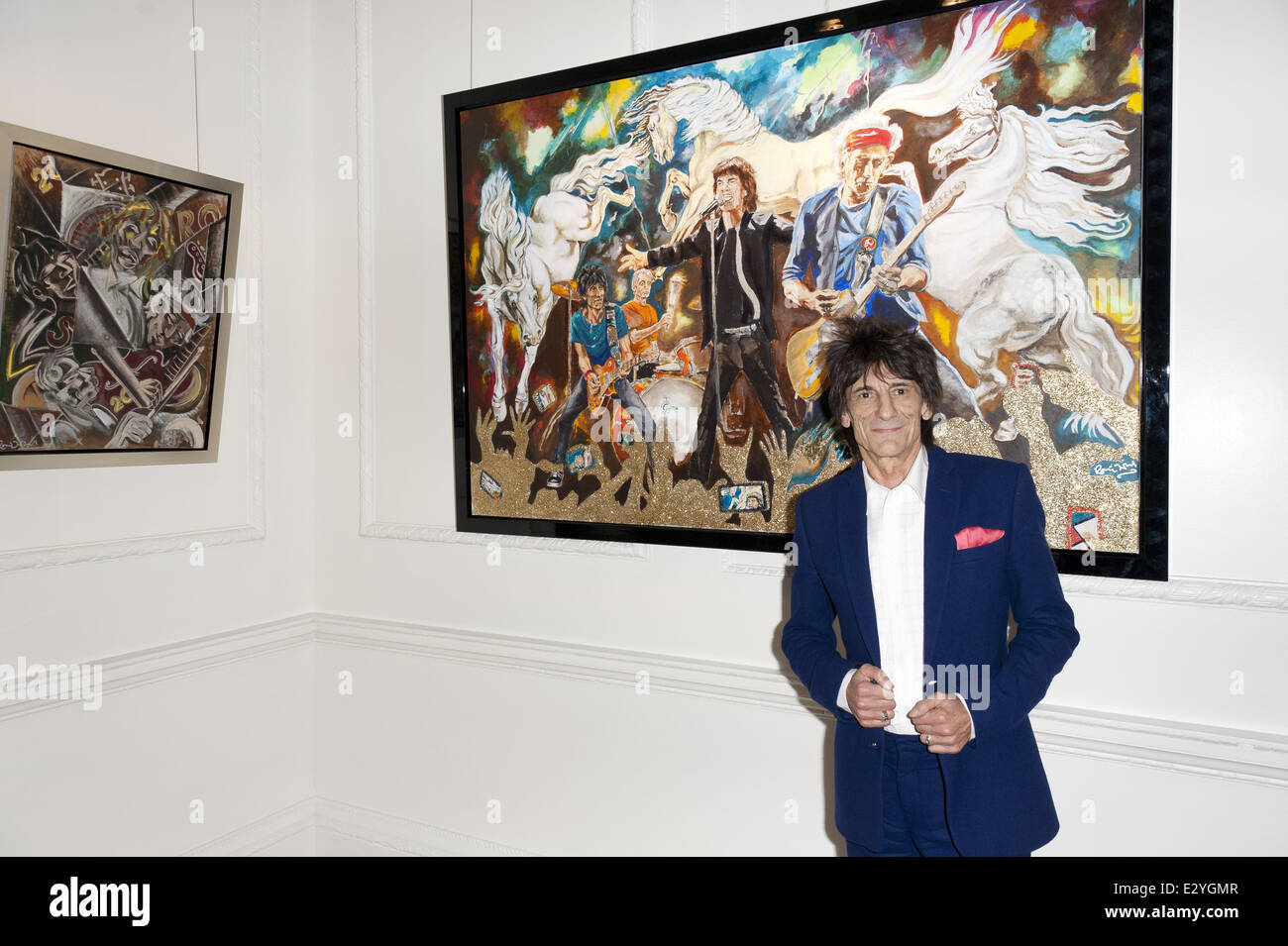 Ronnie Wood au lancement d'une exposition de ses propres peintures 'Ronnie Wood : Instinct brut' au château de Fine Art Gallery à Mayfair. Il est debout entre les chevaux "électriques" et "Quel est le prix des billets, chaque tableau est d'une valeur de €295, 000. Avec : Ronnie Banque D'Images