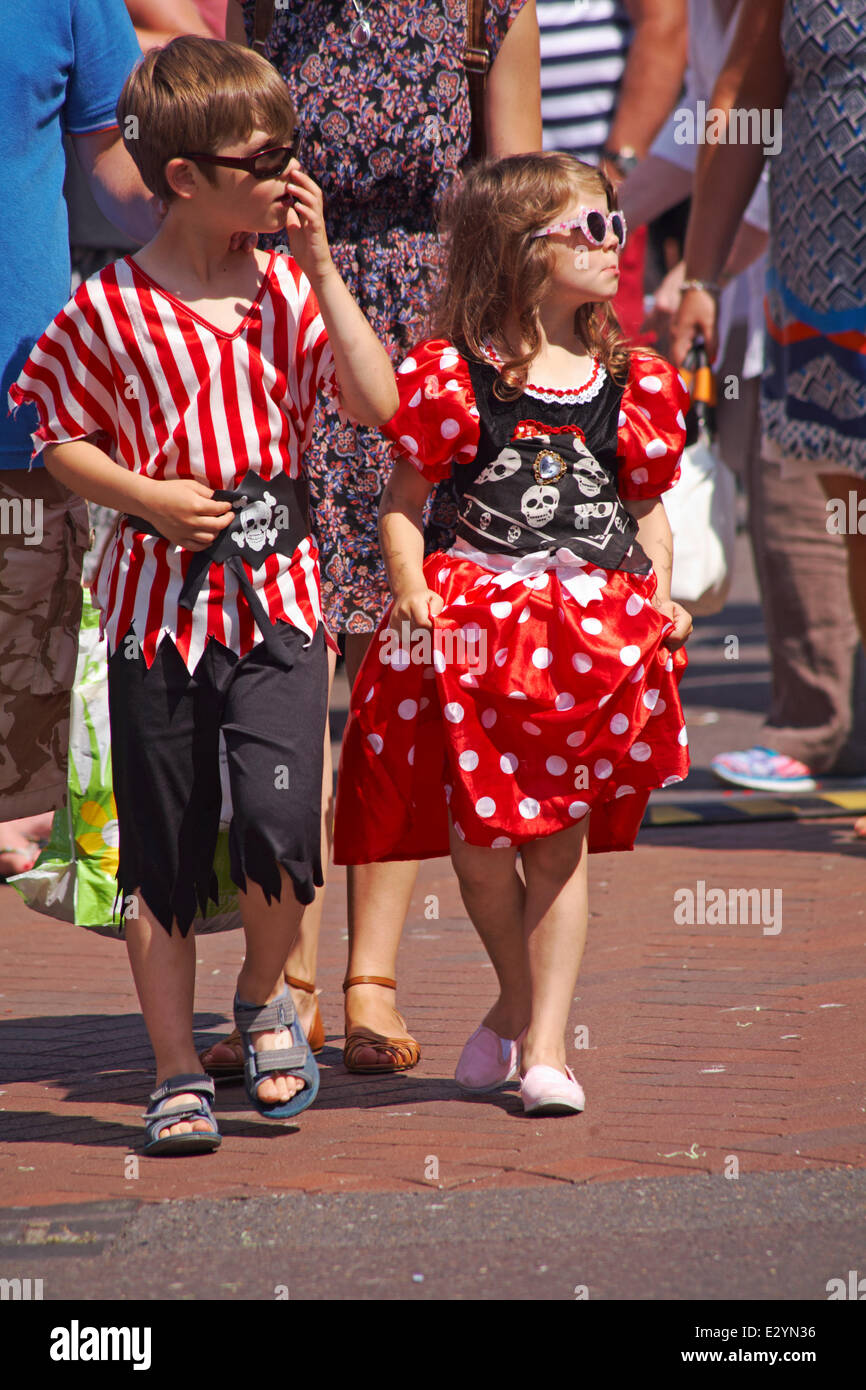 Jeune garçon et fille habillés comme des pirates au jour Cafe.Harry, Poole en juin Crédit : Carolyn Jenkins/Alamy Live News Banque D'Images