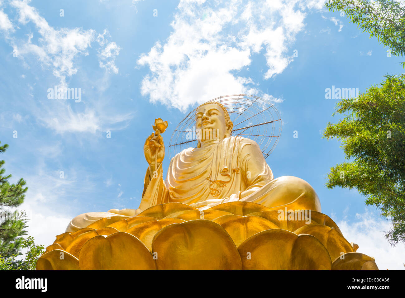 Big Bouddha En Or Avec Fleur De Lotus à Da Lat Vietnam