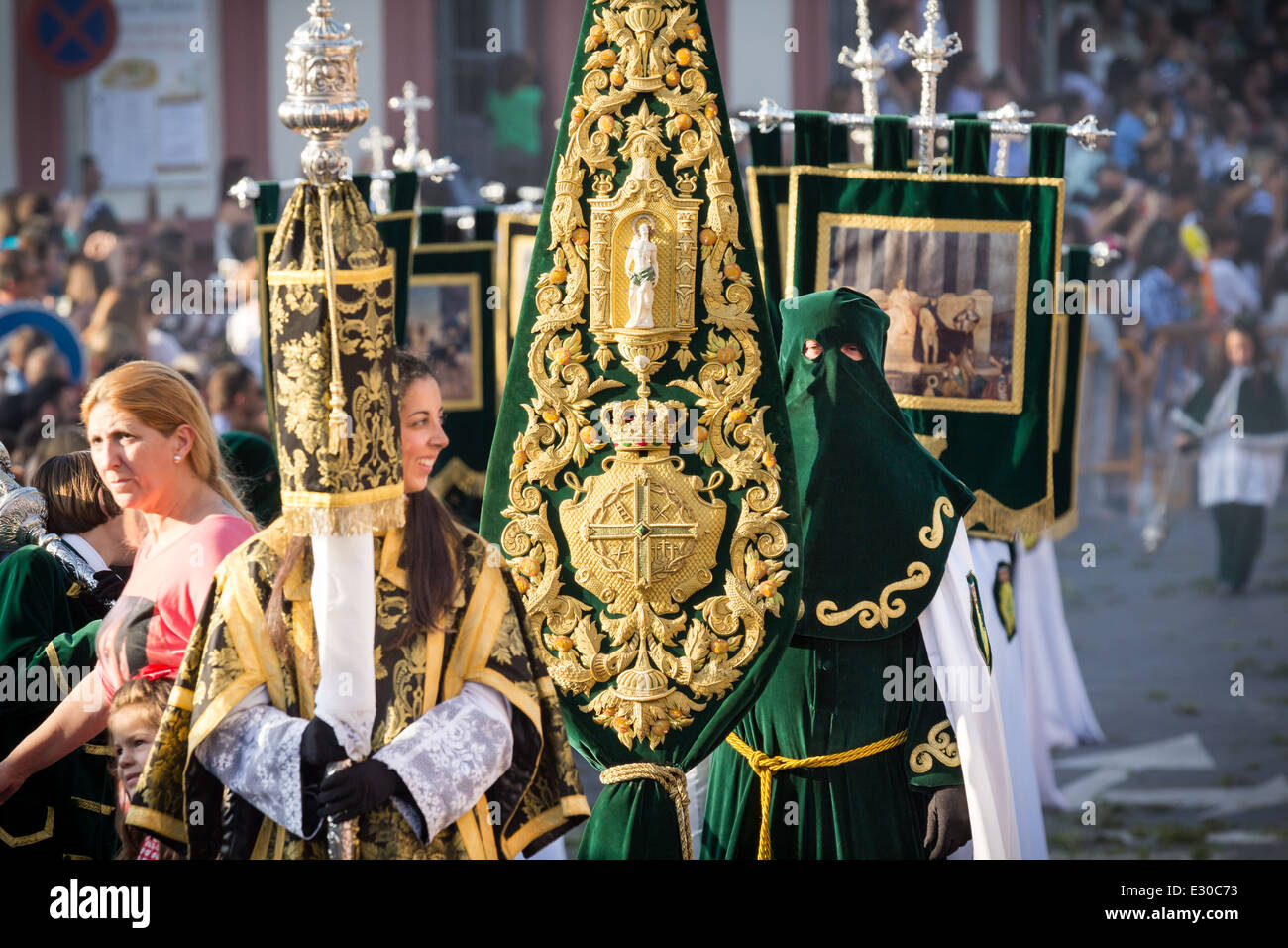 Les fidèles locaux durant la Semaine sainte célébration défilé dans Alhaurin de la Torre rues (Malaga, Espagne) Banque D'Images