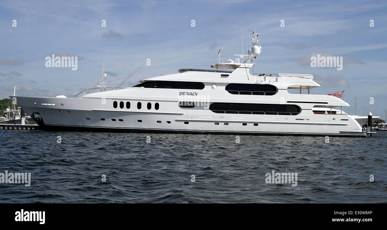Le super yacht de 'Mine jeux' administré par Chris Cline, top est garée en face de "vie privée", propriété de Tiger Woods, bas, Cline est Banque D'Images