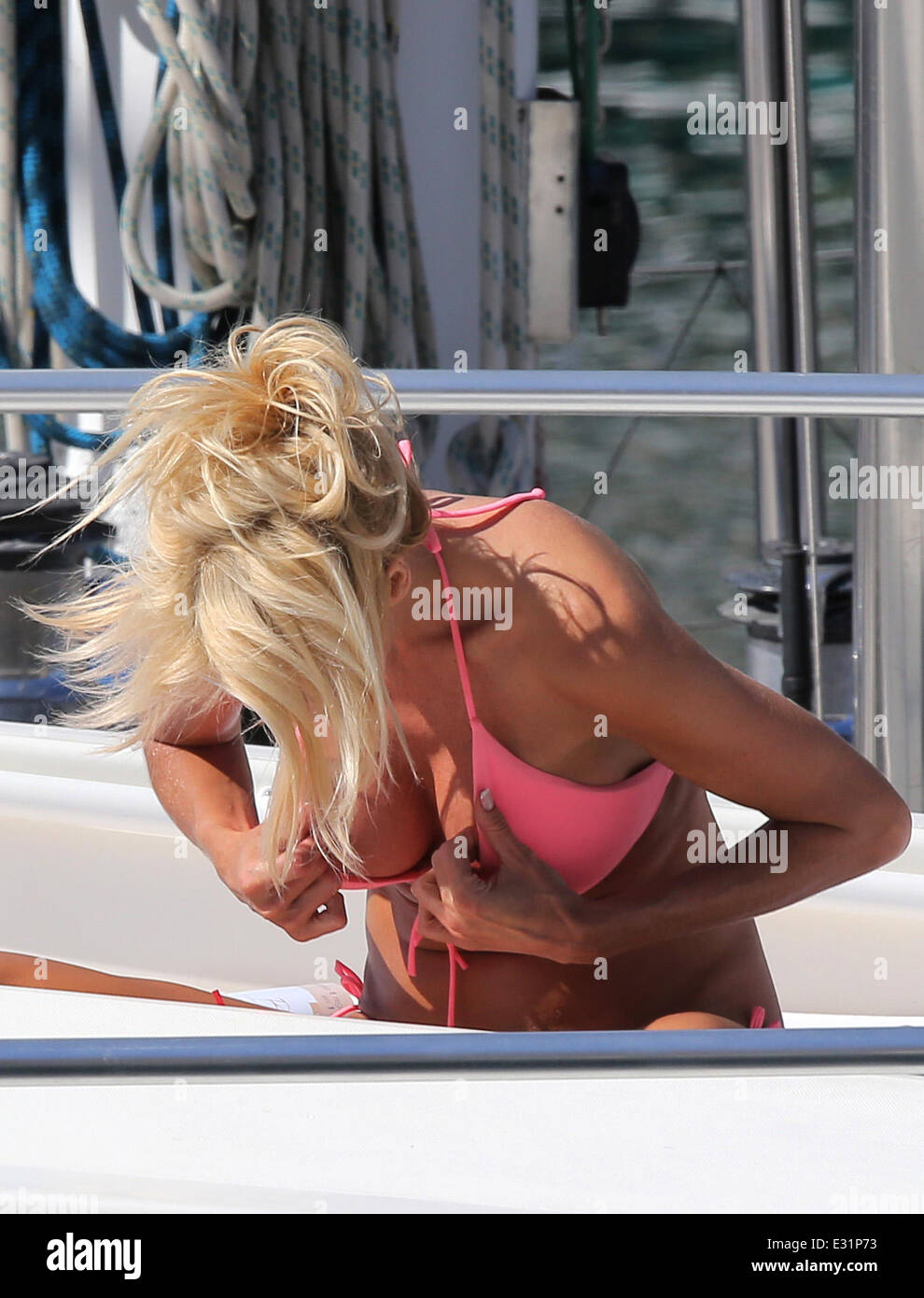 Victoria Silvstedt soleil sur son yacht dans le port de Beaulieu à la Côte d'Azur comprend : Victoria Silvstedt Où : Être Banque D'Images