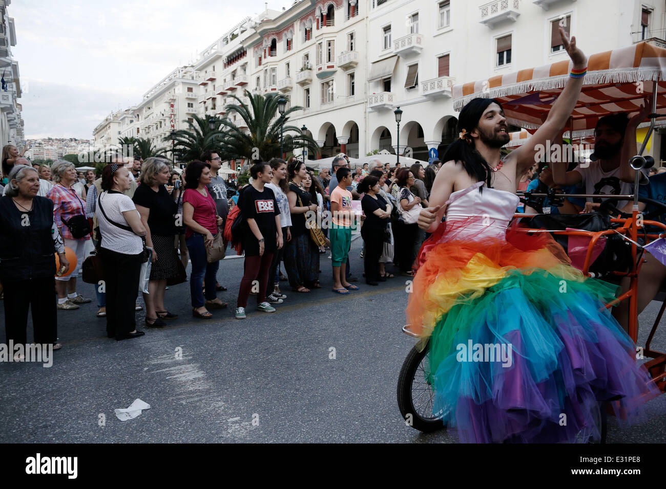 Les militants homosexuels participent à un défilé, à Thessalonique, le samedi 21 juin 2014. Des milliers de militants gays à Thessalonique en Grèce ont organisé le 3ème festival de la fierté de Thessalonique, un événement de 2 jours qui comprenait un défilé autour du centre-ville. L'organisation de l'événement a attiré de vives critiques des milieux conservateurs et il y avait une marche de protestation contre "les sodomites' le vendredi. Thessalonique, Grèce le 21 juin 2014. Banque D'Images