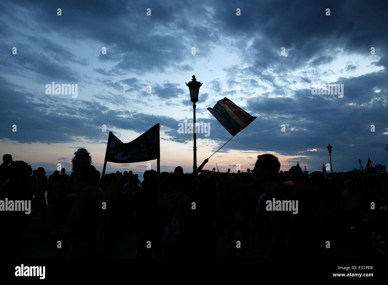 Les militants homosexuels participent à un défilé, à Thessalonique, le samedi 21 juin 2014. Des milliers de militants gays à Thessalonique en Grèce ont organisé le 3ème festival de la fierté de Thessalonique, un événement de 2 jours qui comprenait un défilé autour du centre-ville. L'organisation de l'événement a attiré de vives critiques des milieux conservateurs et il y avait une marche de protestation contre "les sodomites' le vendredi. Thessalonique, Grèce le 21 juin 2014. Banque D'Images