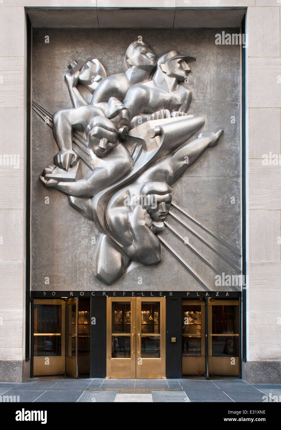 'Actualités' bas relief avec panneau en acier inoxydable à 50 Rockefeller Plaza Banque D'Images