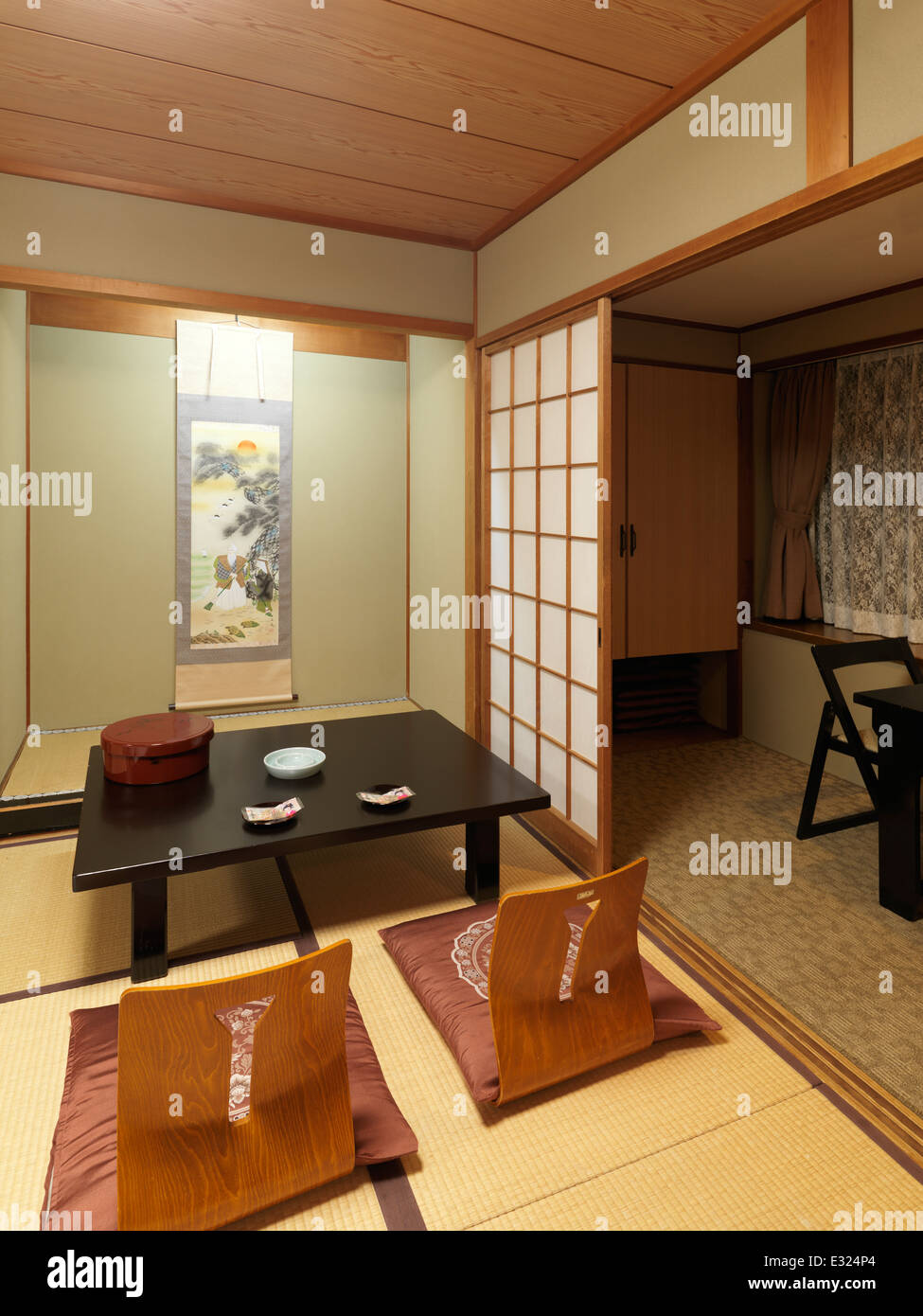 Zaisu Chabudai plateau table et chaises chambre traditionnelle japonaise  d'un ryokan hotel à Kyoto, Japon Photo Stock - Alamy