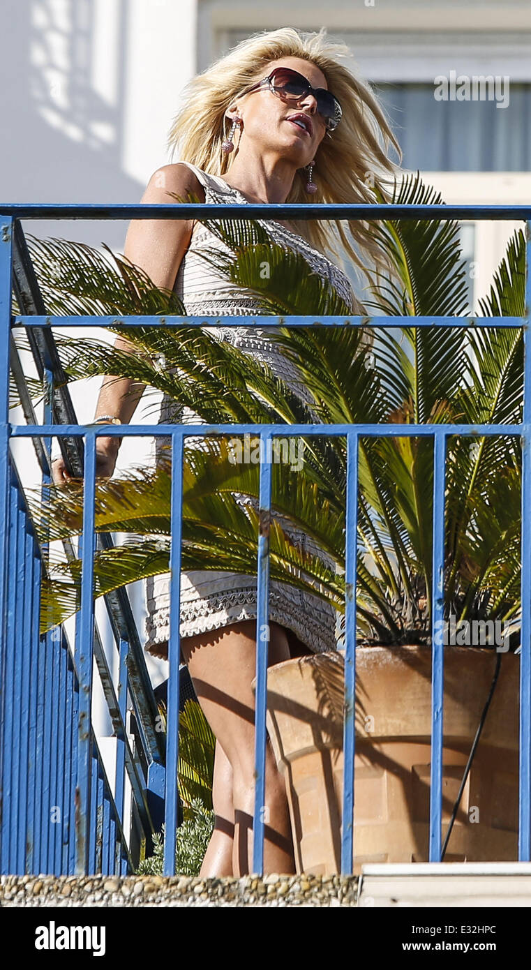 Victoria Silvstedt films sur le balcon de l'hôtel Grand Hyatt Cannes Hôtel Martinez durant le jour 6 de la 66e Festival de Cannes Banque D'Images