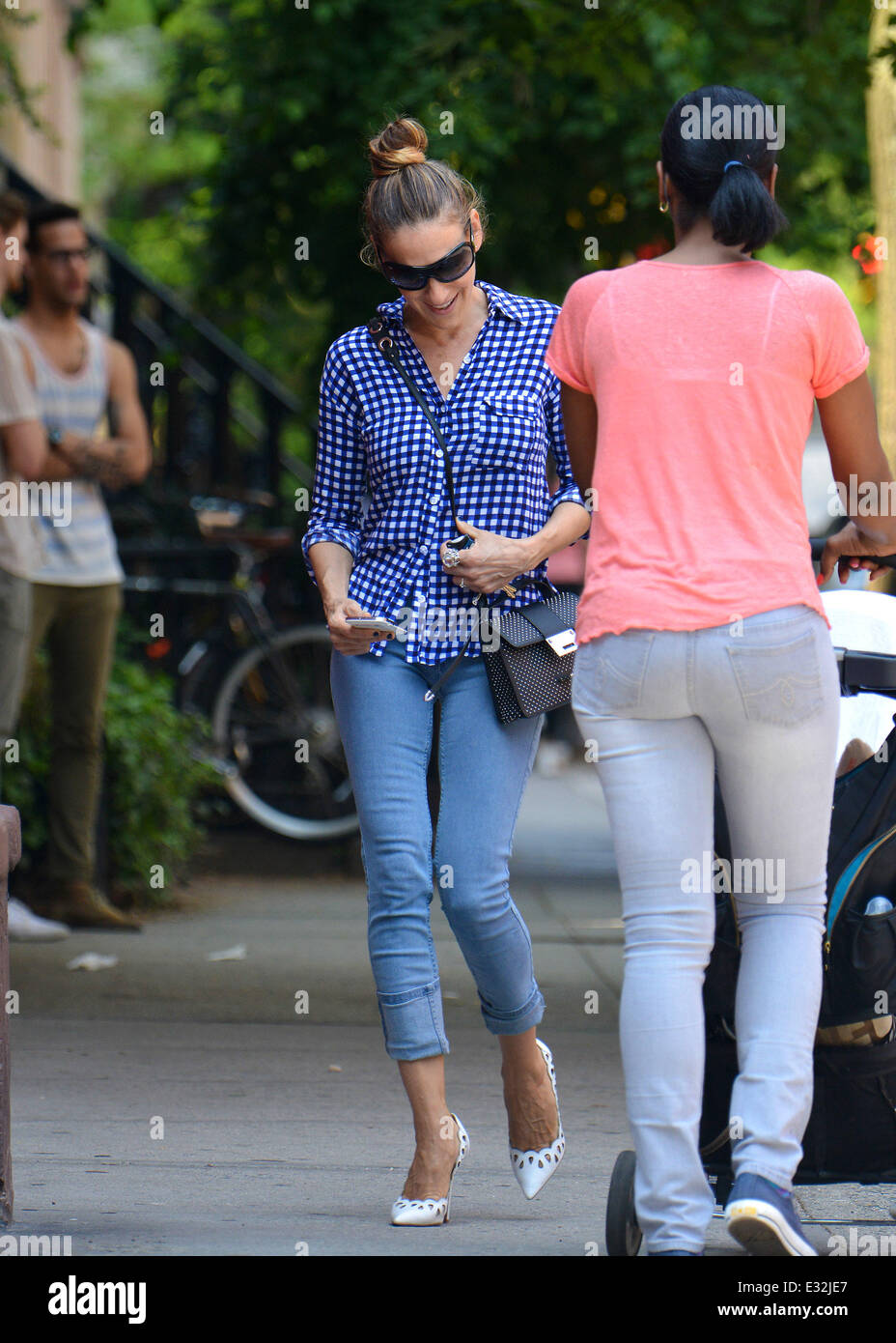 Sarah Jessica Parker porte une chemise à carreaux bleu,jeans et hauts  talons comme elle marche dans le West Village avec : Sarah Jessica Parker  Où : Londres, New York, United States Quand :