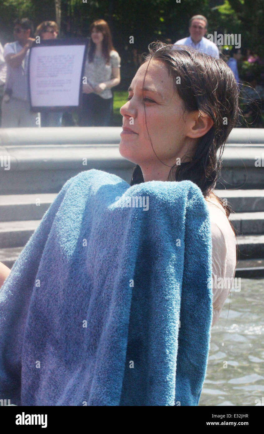 Katie Holmes et Luke Kirby tournage 'Mania Jours' dans la fontaine de Washington Square Park comprend : Katie Holmes Où : New Y Banque D'Images