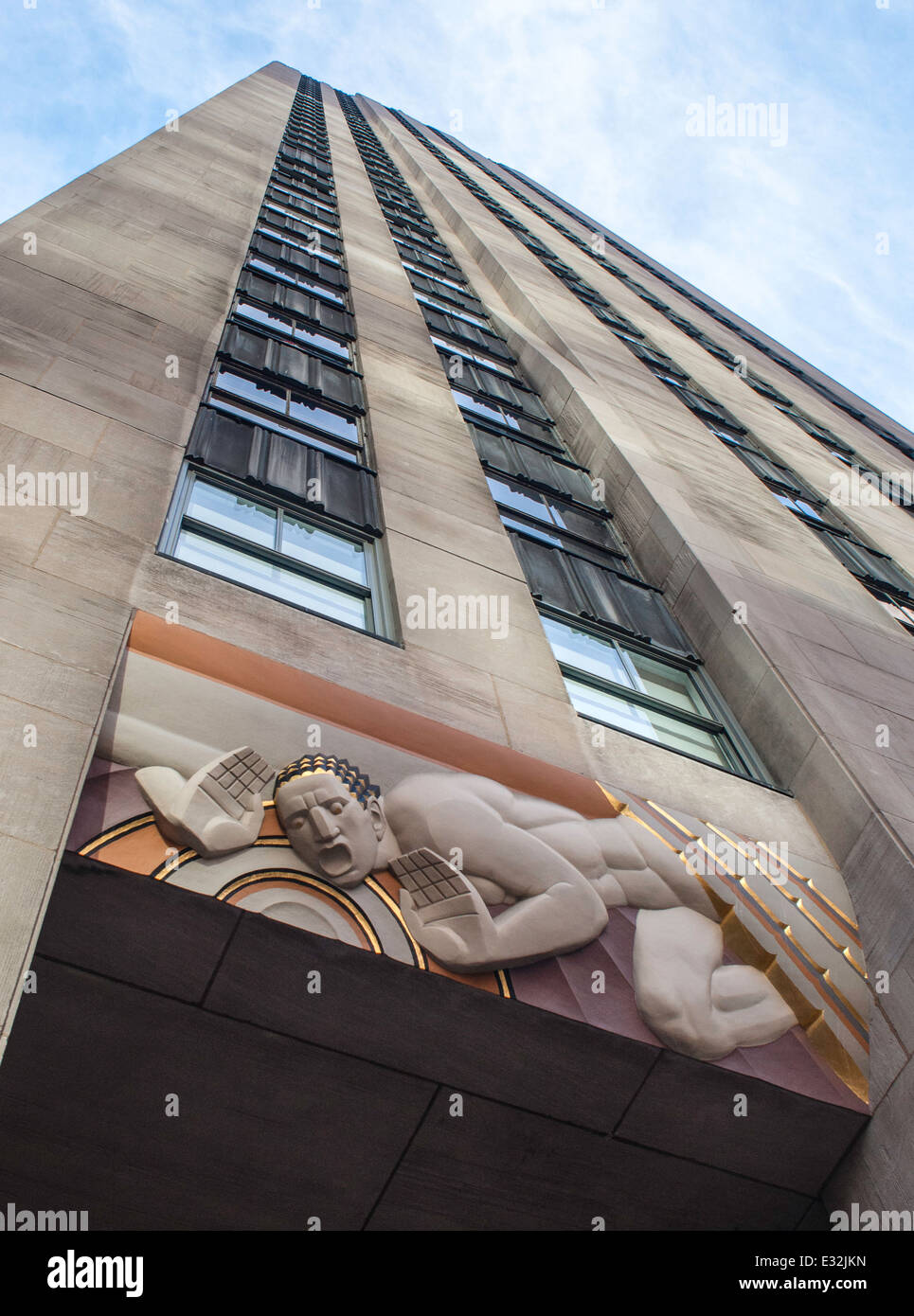 Bas relief panneau art déco du "son" au 30 Rockefeller Plaza Banque D'Images