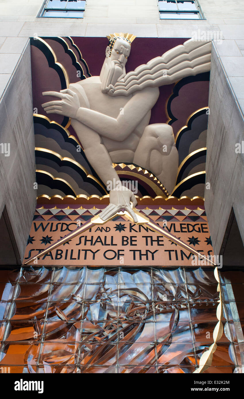 Bas relief panneau art déco de "sagesse" au 30 Rockefeller Plaza Banque D'Images