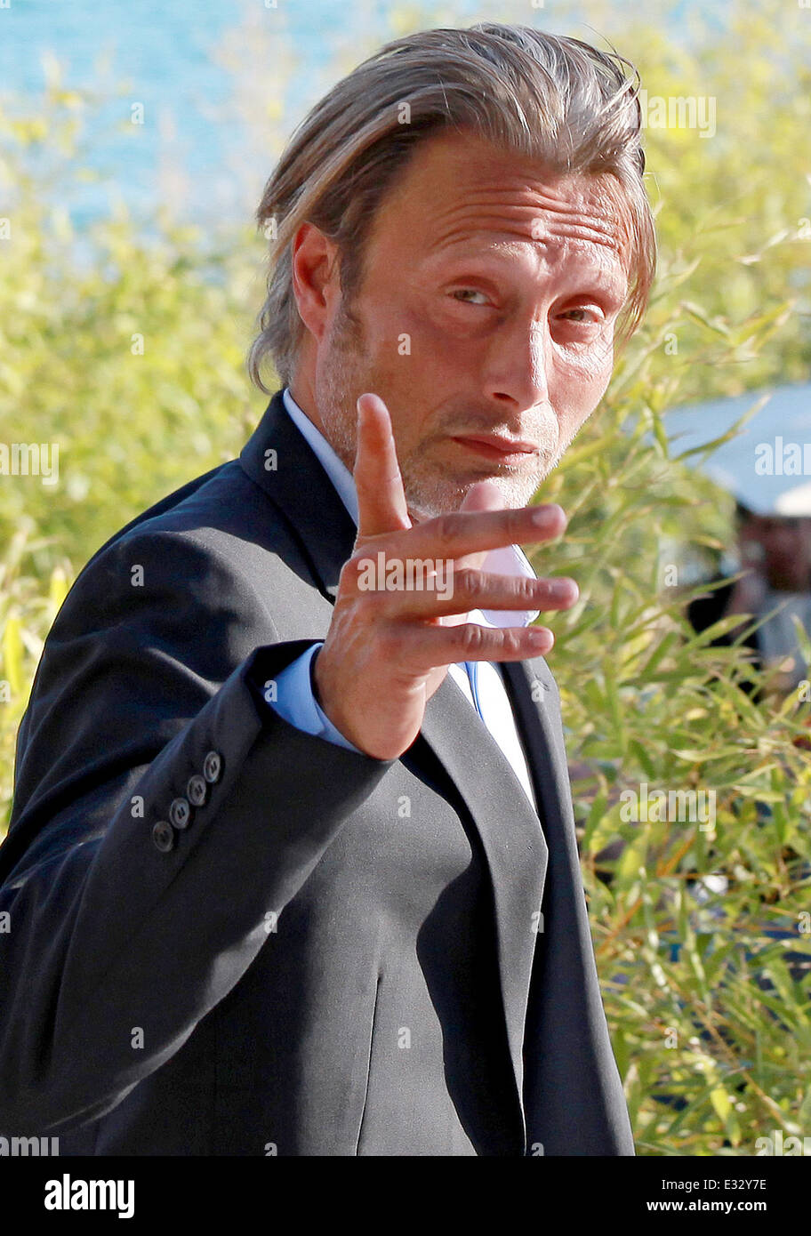 Mads Mikkelsen arrive à apparaître sur le 'Le Grand Journal' television show à Cannes lors du 66e Festival International du Film de F Banque D'Images