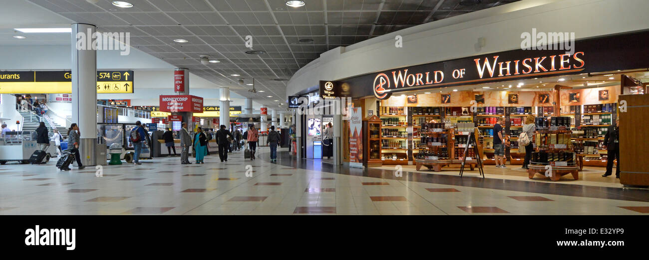 Monde de whiskies store à Londres Gatwick Airport North Terminal departure lounge et shopping concourse Banque D'Images