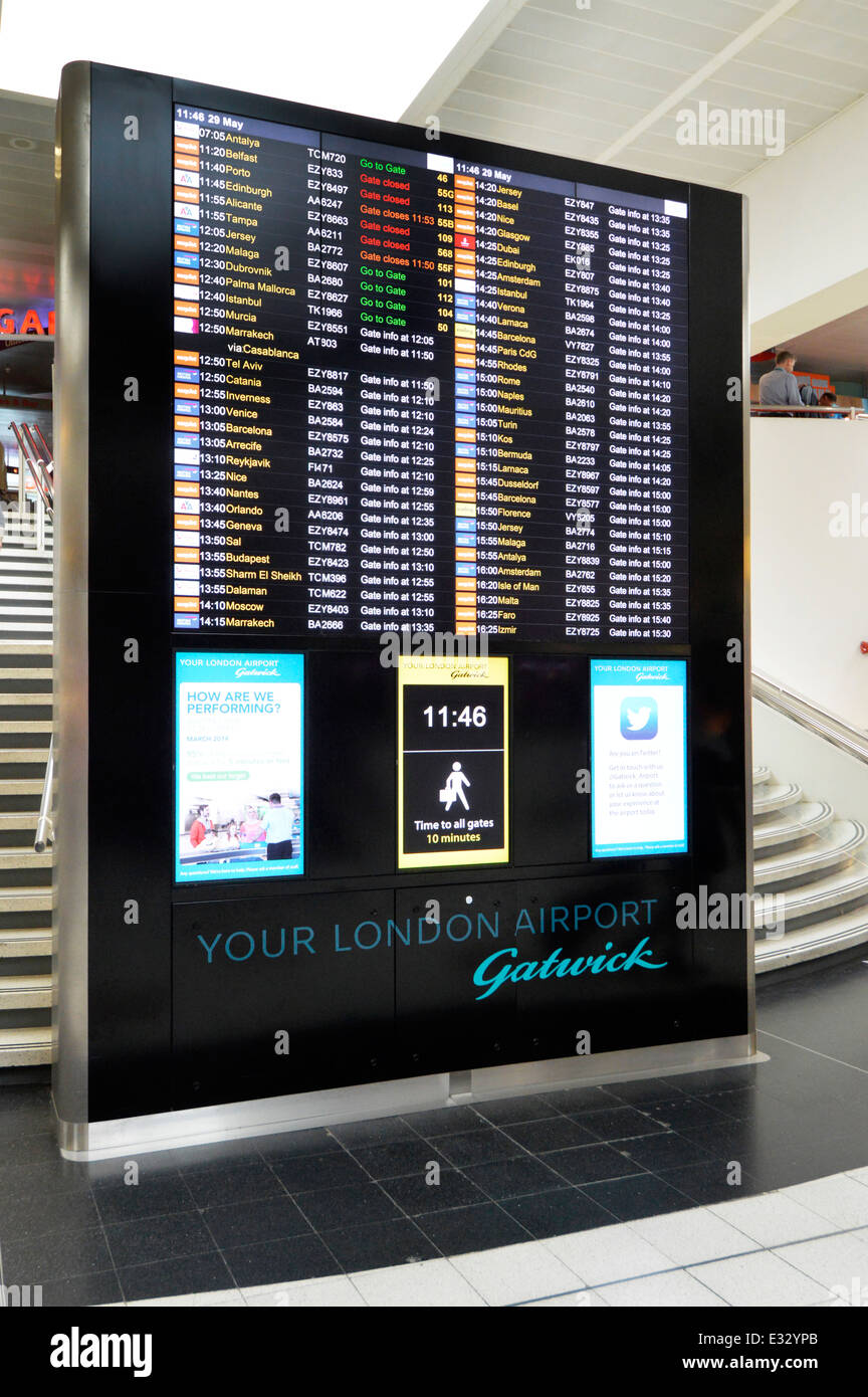 Les Départs de l'aéroport de London Gatwick Airport North Terminal departure lounge Crawley West Sussex Banque D'Images