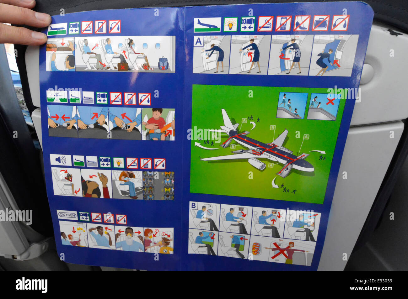 La tenue d'un passager à bord des avions de British Airways et de la sécurité carte d'instructions d'urgence battant au-dessus de l'Europe Banque D'Images