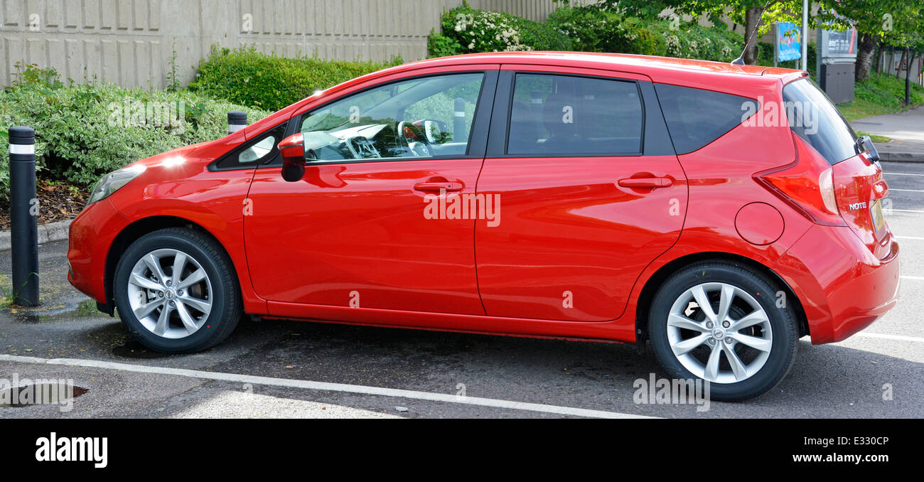 Nissan Note Tekna super mini voiture avec un moteur essence 1,2 litre Banque D'Images