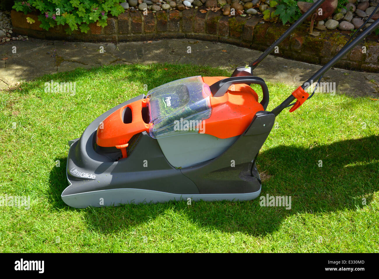 Vue rapprochée de la nouvelle marque domestique Flymo du produit de tondeuse à gazon Ultra Glide sur le jardin arrière domestique sur la pelouse d'herbe de jour ensoleillé d'été dans l'Essex Angleterre Royaume-Uni Banque D'Images Vue rapprochée de la nouvelle marque domestique Flymo du produit de tondeuse à gazon Ultra Glide sur le jardin arrière domestique sur la pelouse d'herbe de jour ensoleillé d'été dans l'Essex Angleterre Royaume-Uni Banque D'Images